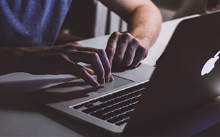 泰国佛牌和玉器，哪个能帮助我解决感情问题？